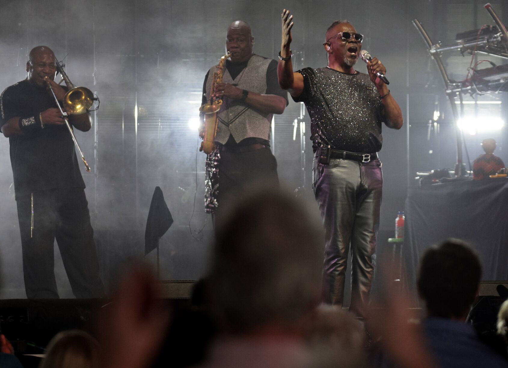 Earth Wind & Fire brave heat, perform at ӣƵ Music Park